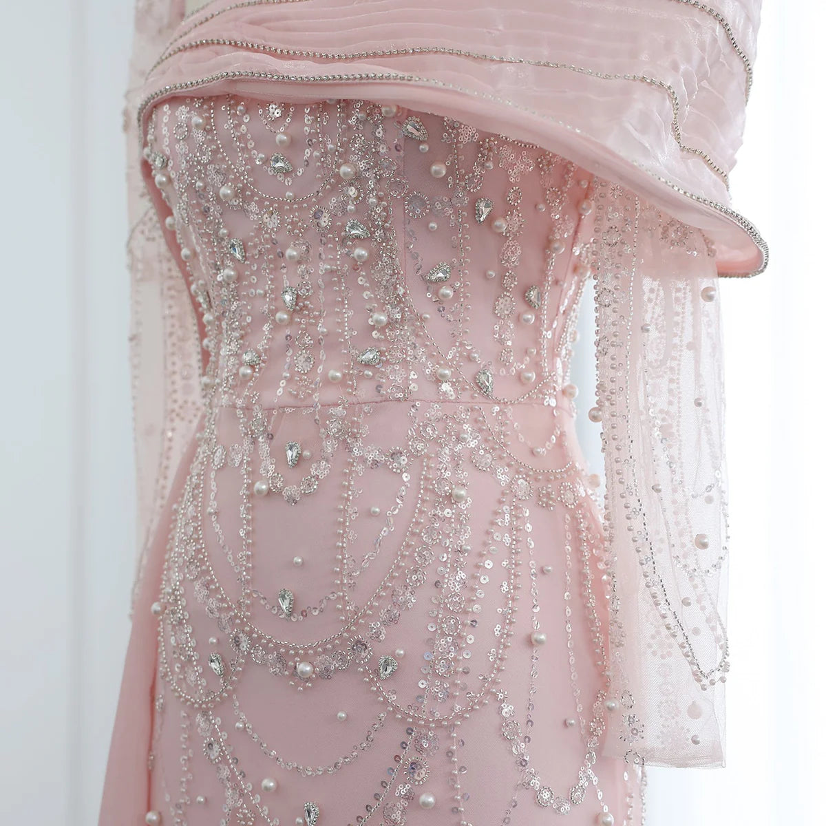 فستان فاخر بتطريز يدوي و مرصع بالكريستال