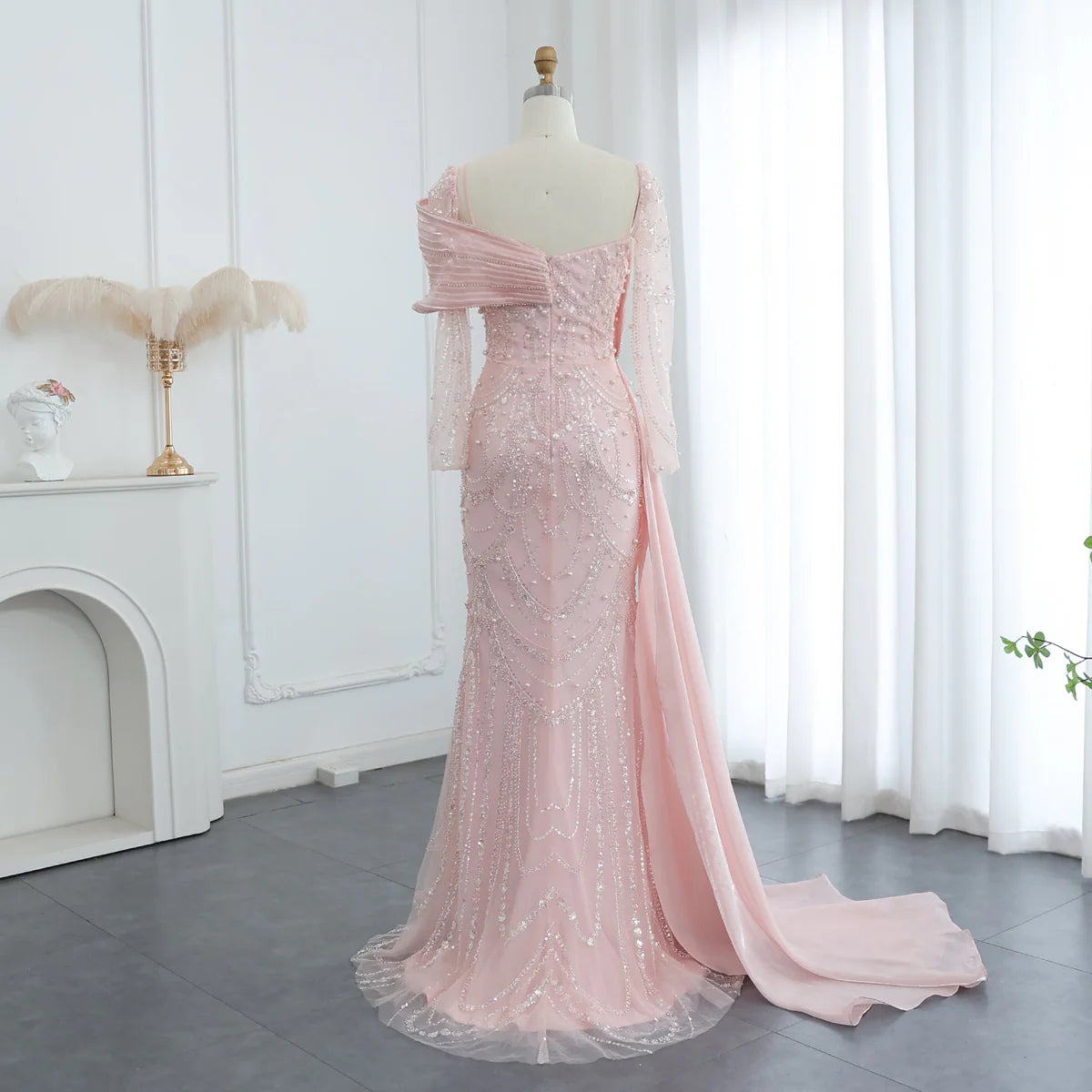 فستان فاخر بتطريز يدوي و مرصع بالكريستال