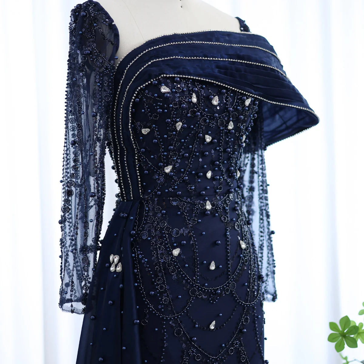 فستان فاخر بتطريز يدوي و مرصع بالكريستال