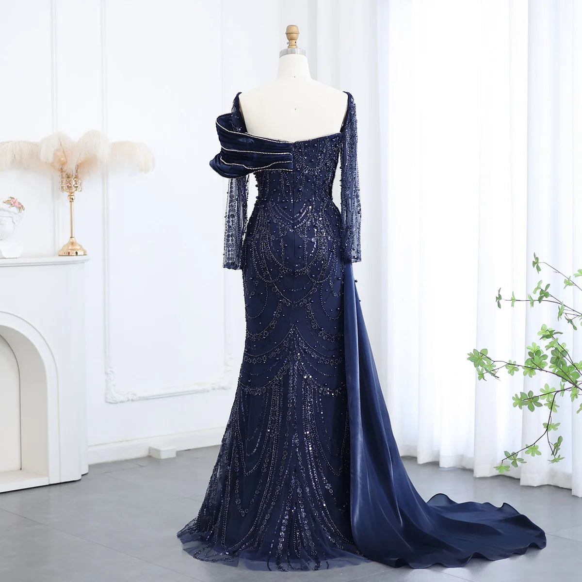 فستان فاخر بتطريز يدوي و مرصع بالكريستال