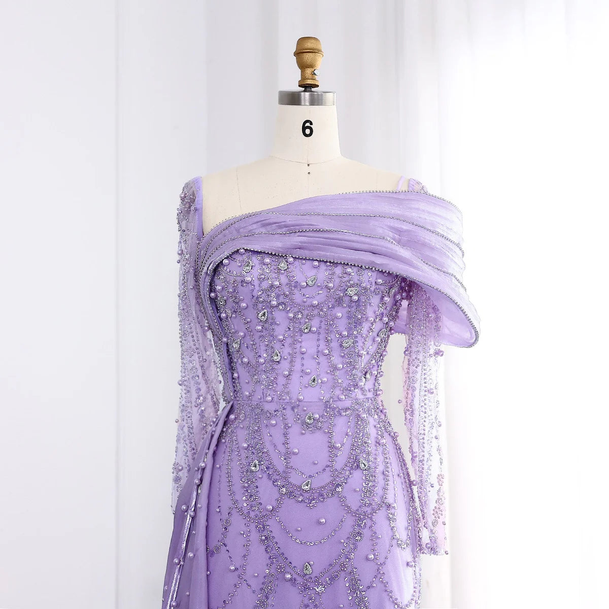 فستان فاخر بتطريز يدوي و مرصع بالكريستال