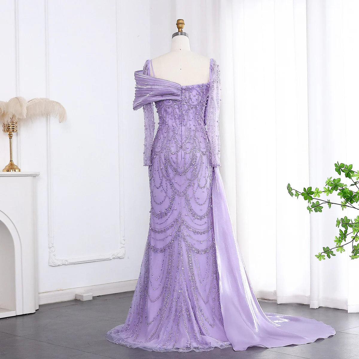 فستان فاخر بتطريز يدوي و مرصع بالكريستال