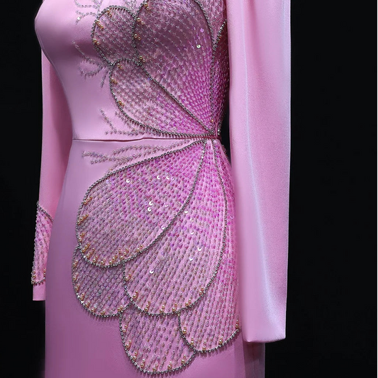 فستان انيق بتطريز يدوي وأكمام طويله