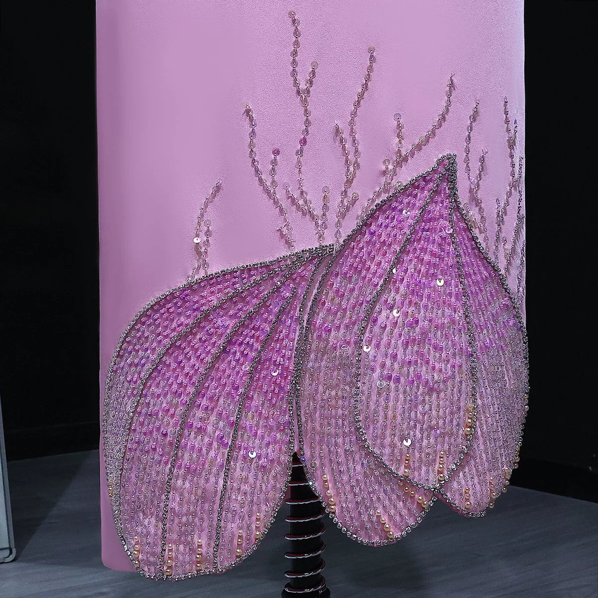 فستان انيق بتطريز يدوي وأكمام طويله