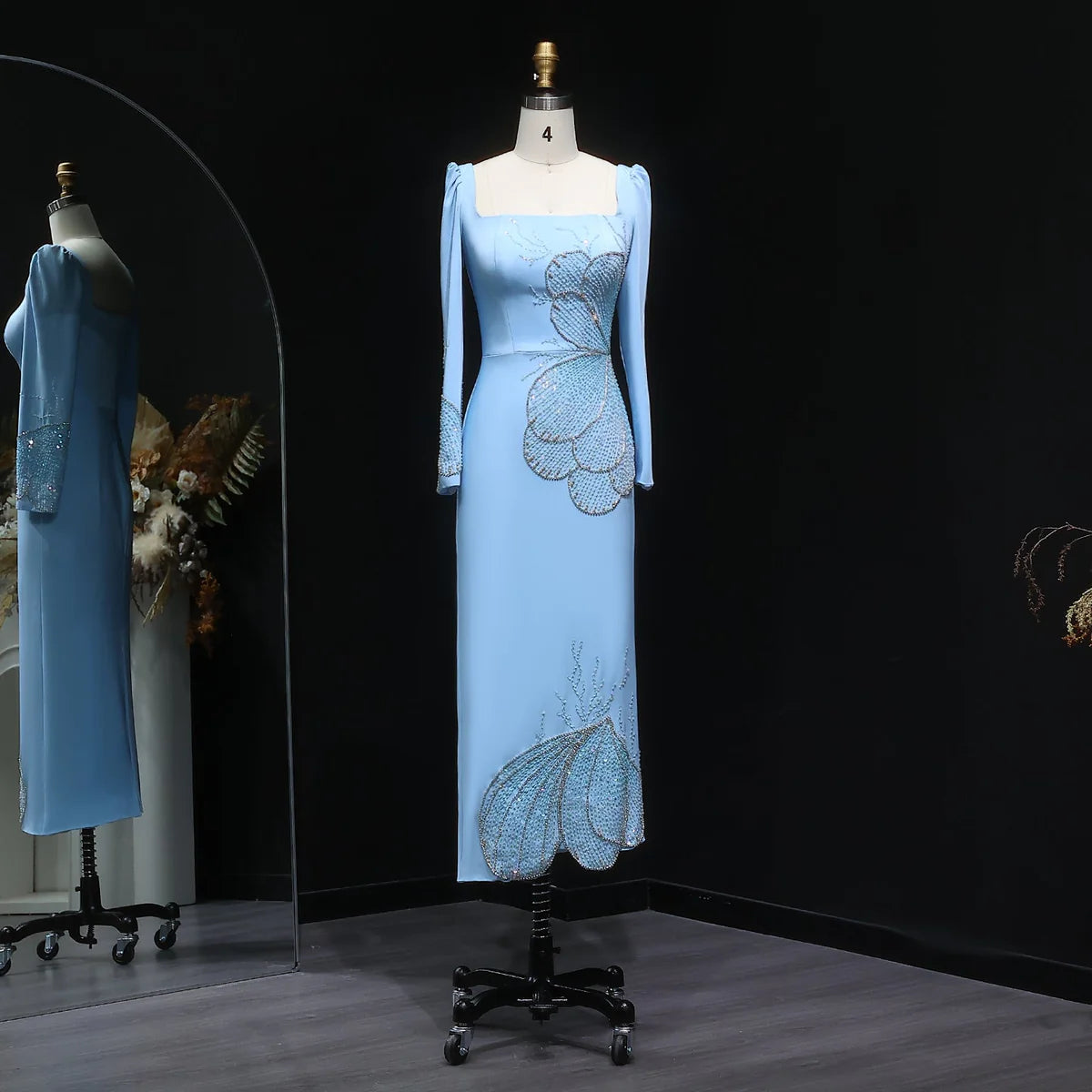 فستان انيق بتطريز يدوي وأكمام طويله