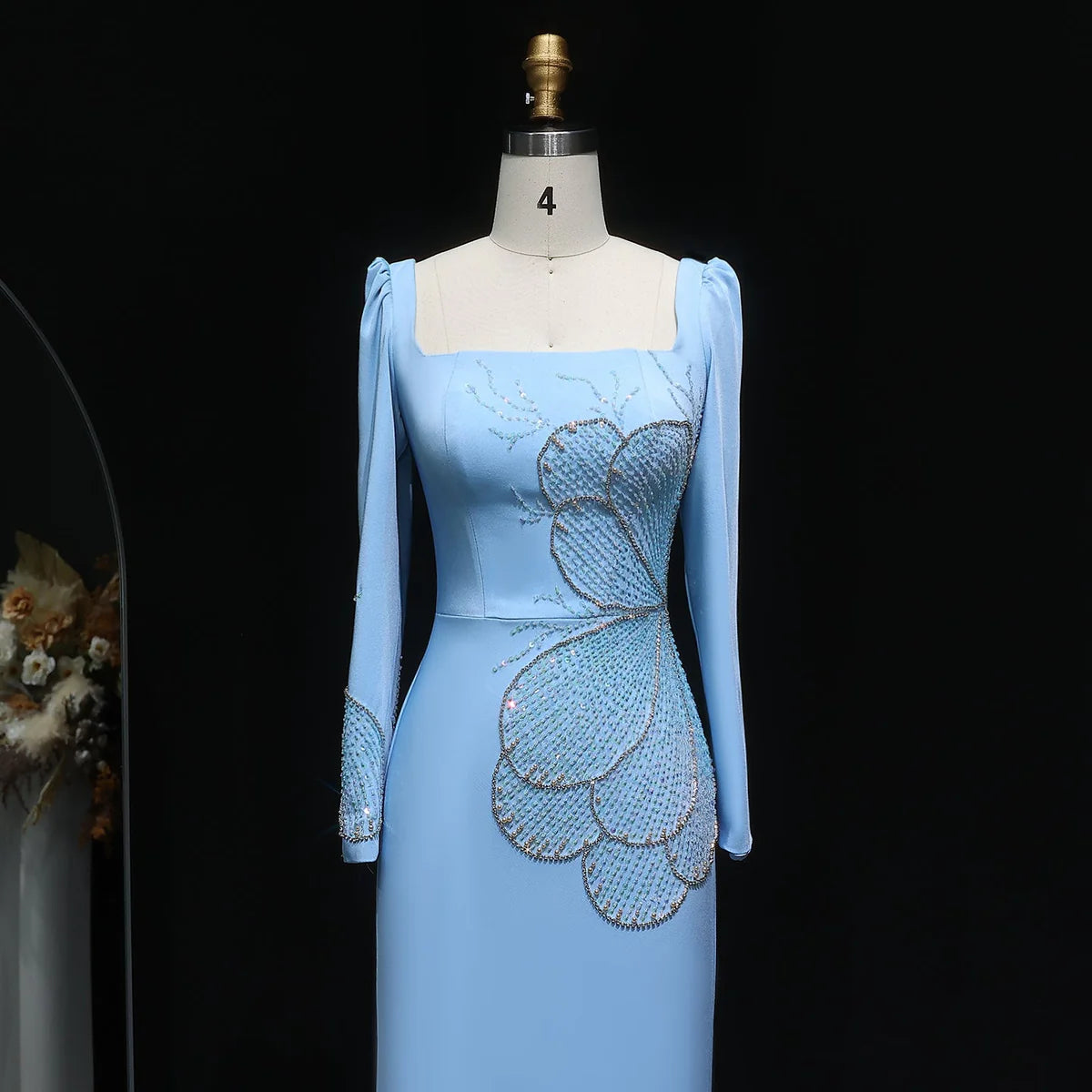 فستان انيق بتطريز يدوي وأكمام طويله