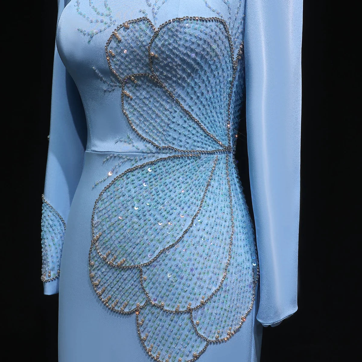 فستان انيق بتطريز يدوي وأكمام طويله