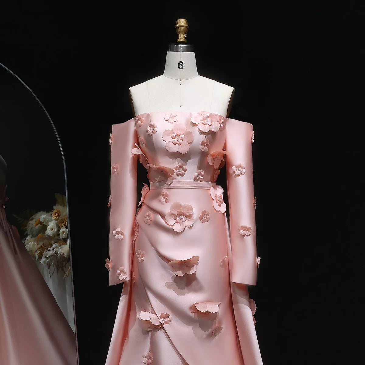 فستان انيق بورود بارزه وأكمام طويله