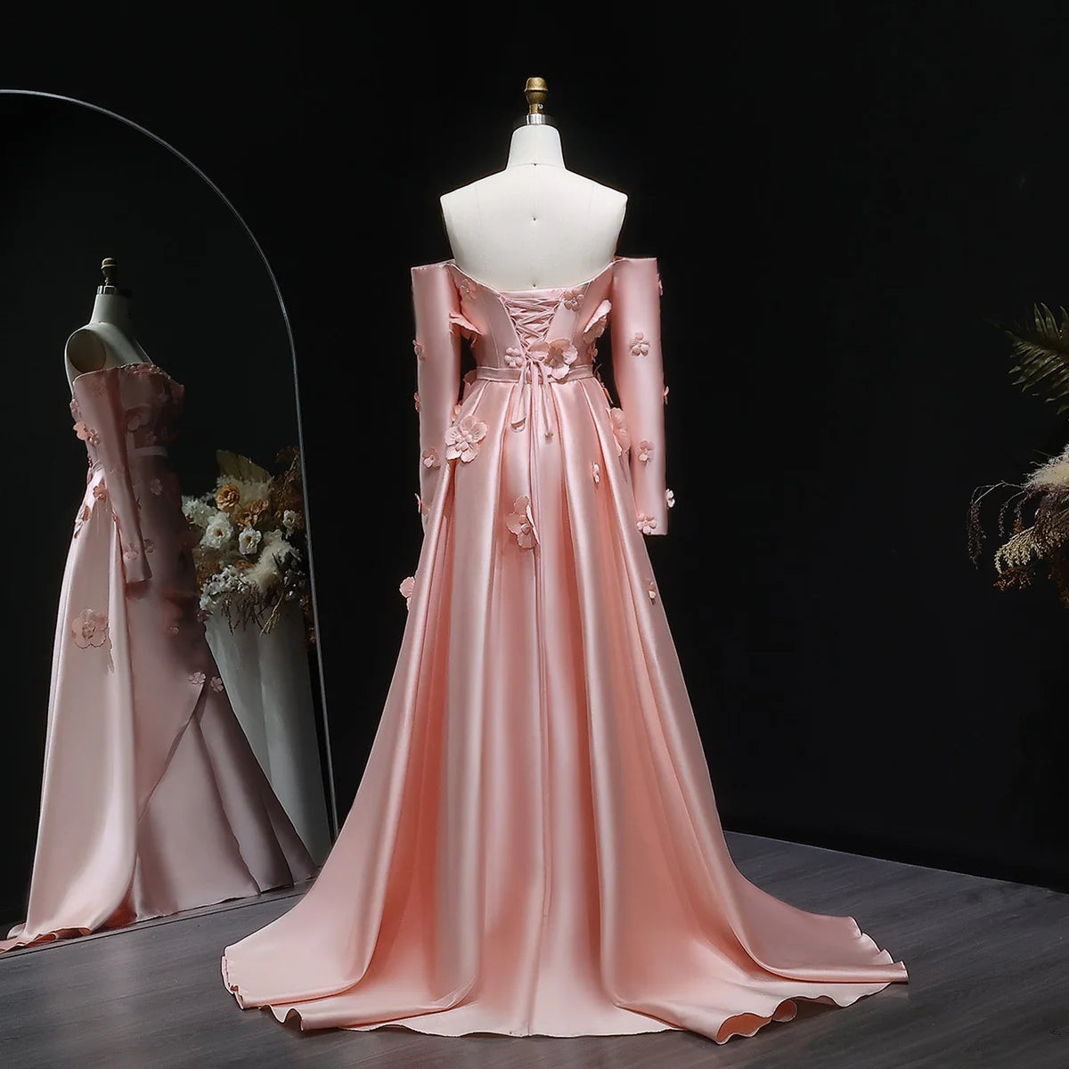 فستان انيق بورود بارزه وأكمام طويله