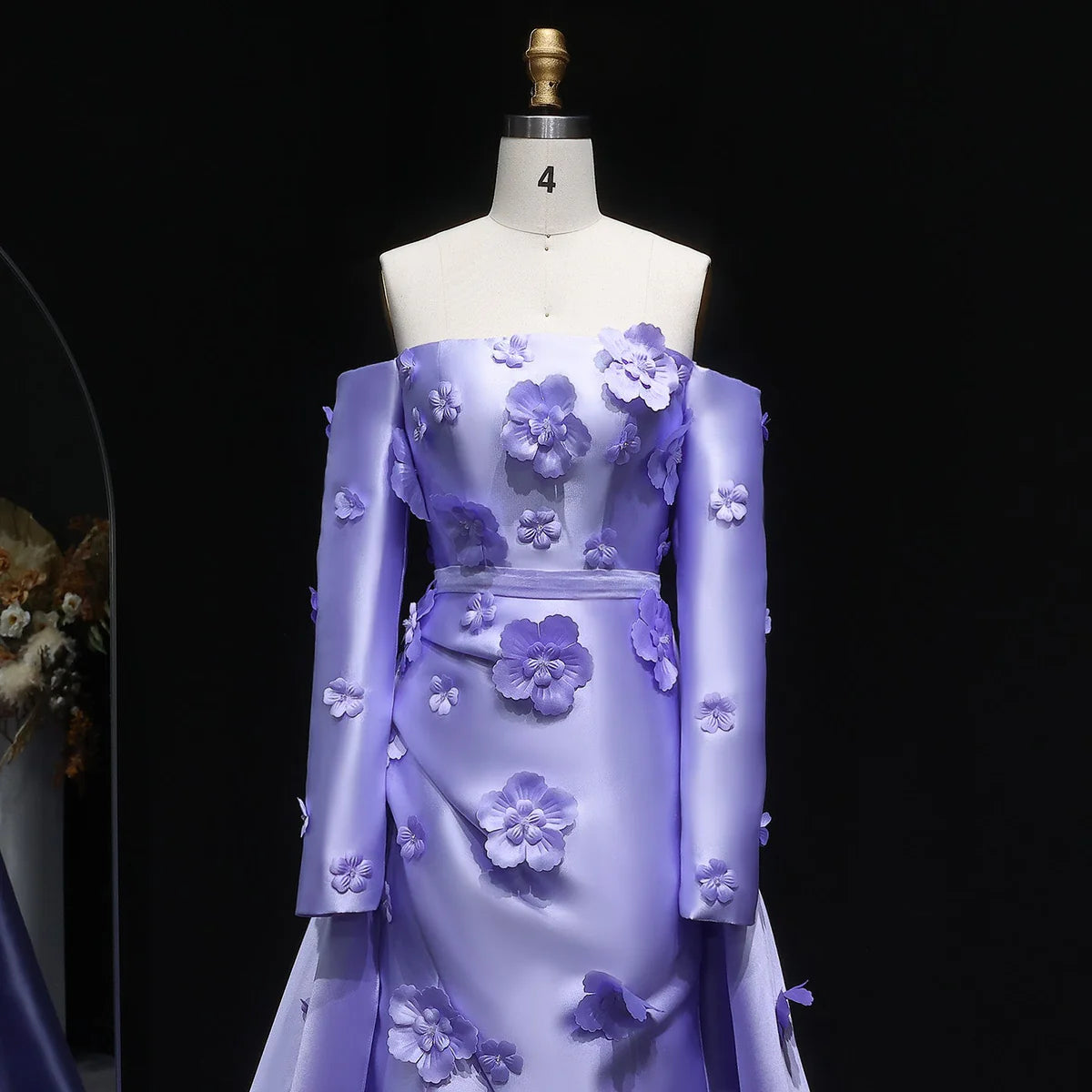 فستان انيق بورود بارزه وأكمام طويله