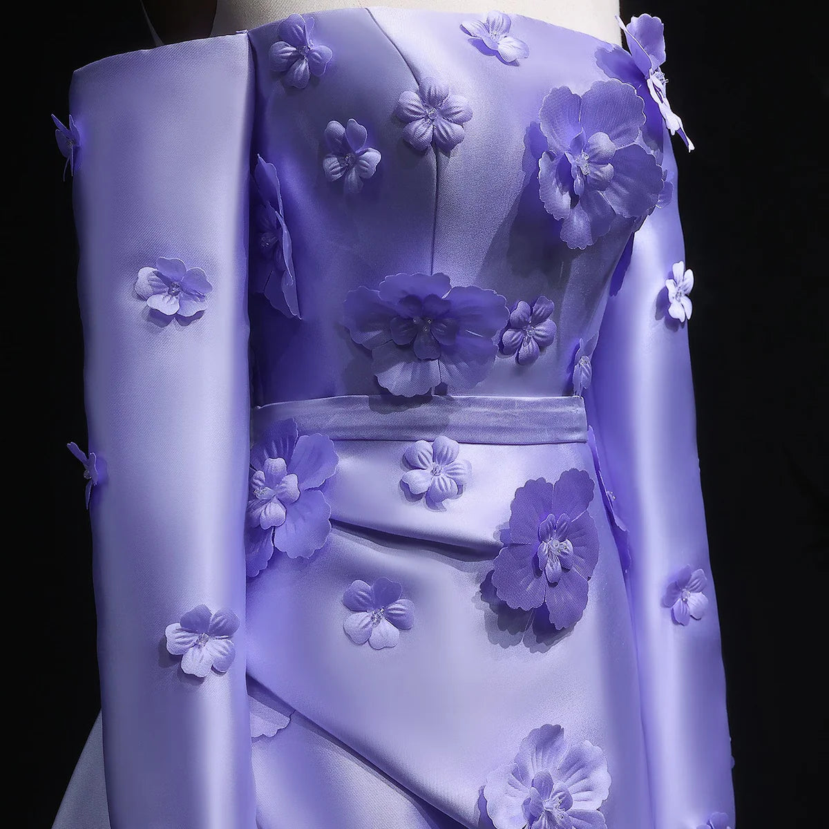 فستان انيق بورود بارزه وأكمام طويله