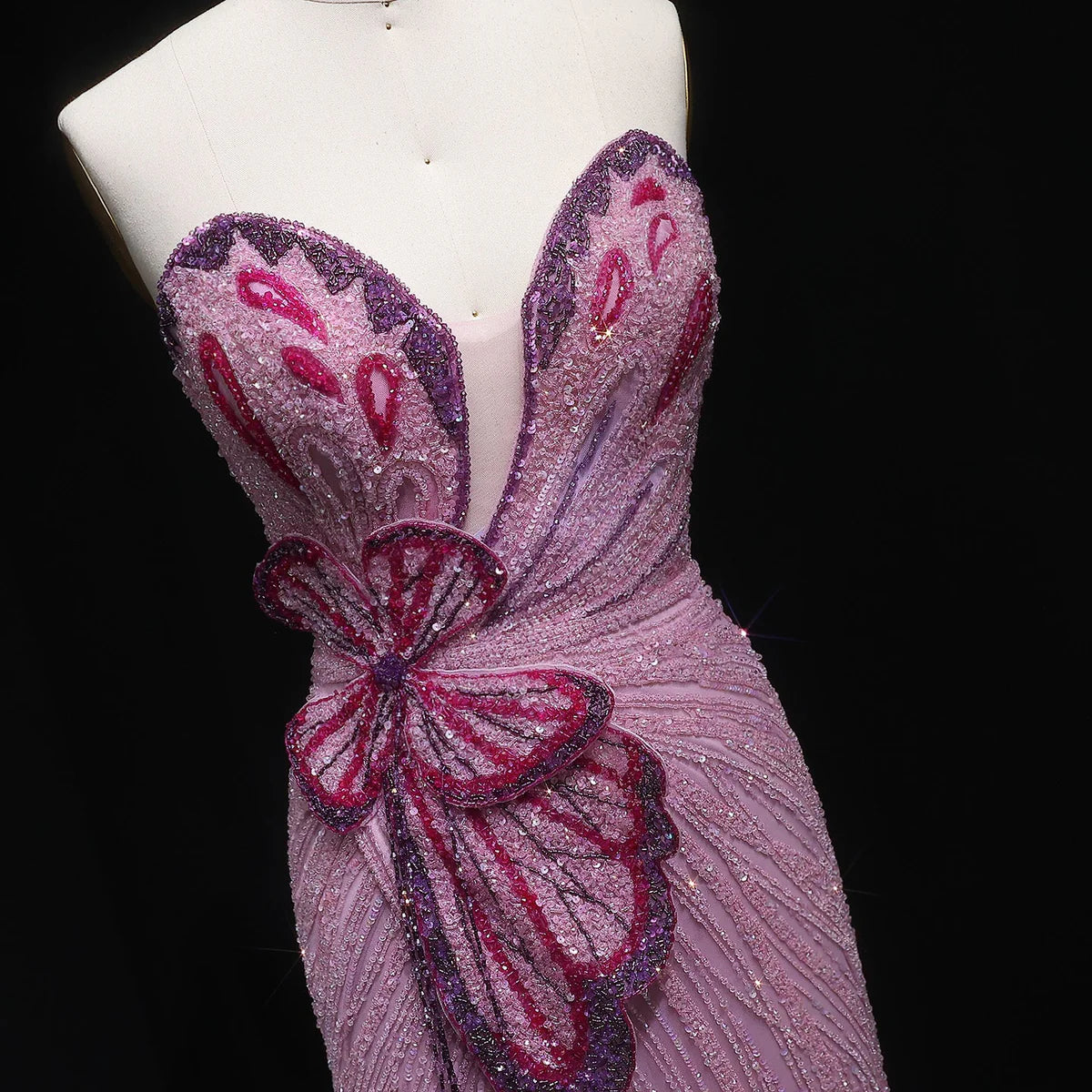 فستان أنثوي مطرز بتصميم مميز