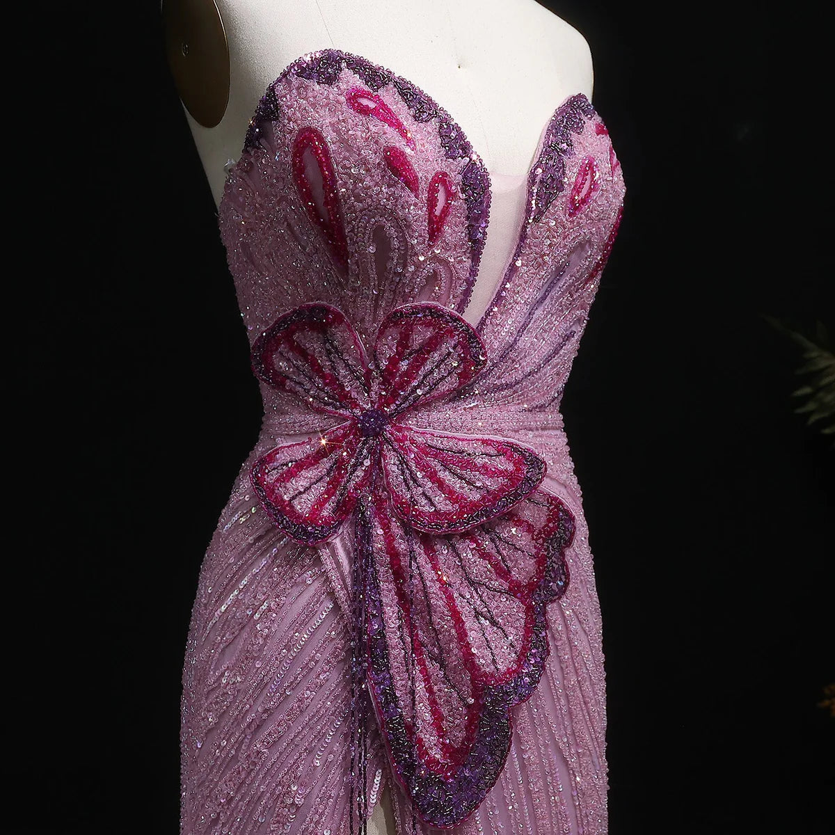 فستان أنثوي مطرز بتصميم مميز