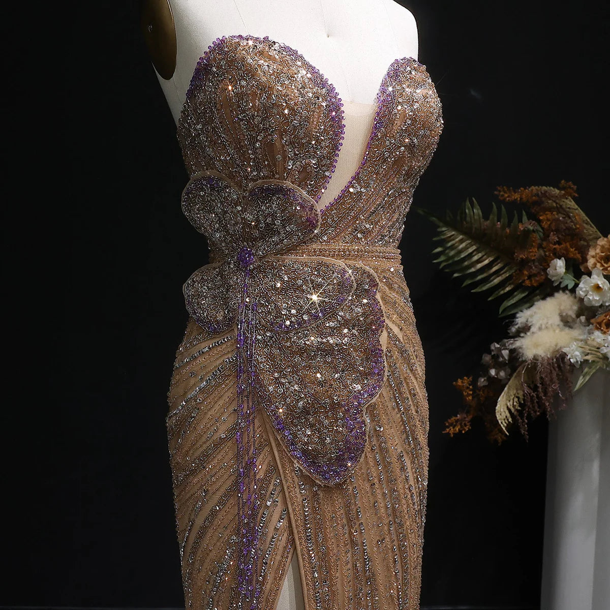 فستان أنثوي مطرز بتصميم مميز