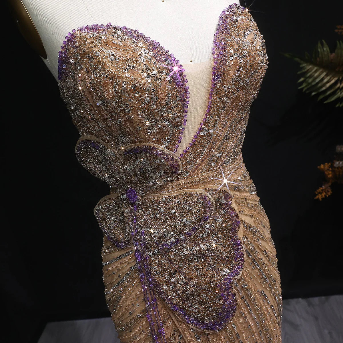 فستان أنثوي مطرز بتصميم مميز