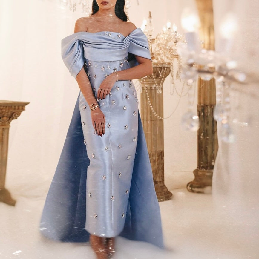 فستان راقي مرصع بالكريستال وذيل طويل