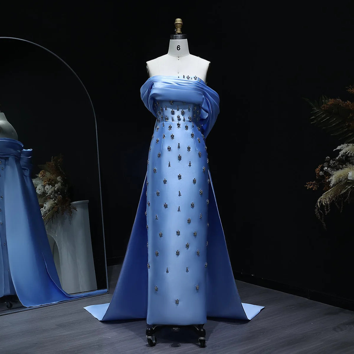 فستان راقي مرصع بالكريستال وذيل طويل