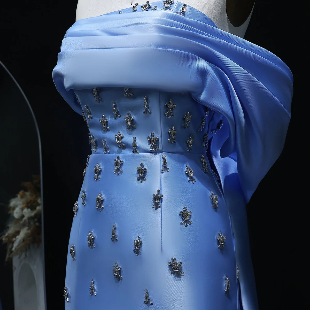 فستان راقي مرصع بالكريستال وذيل طويل