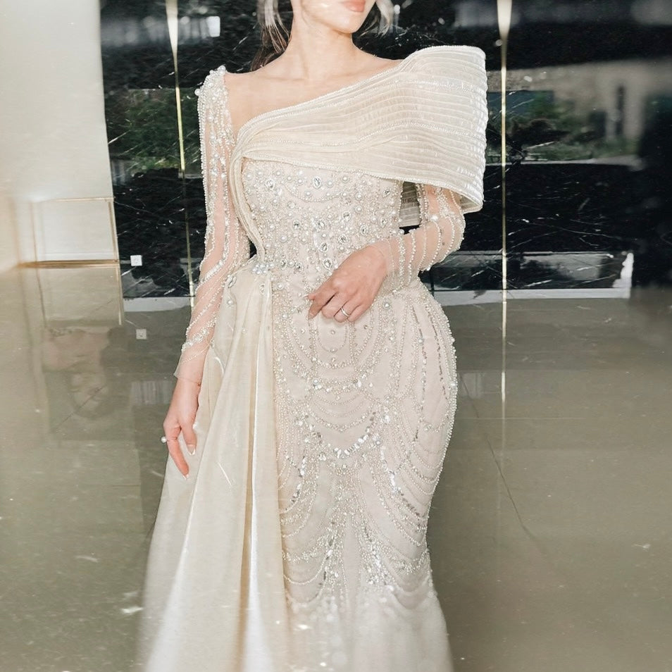 فستان فاخر بتطريز يدوي و مرصع بالكريستال