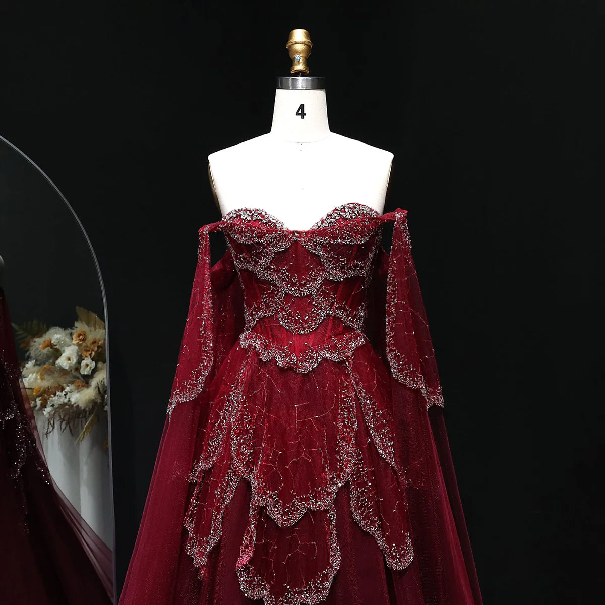 فستان فاخر بأكمام كايب