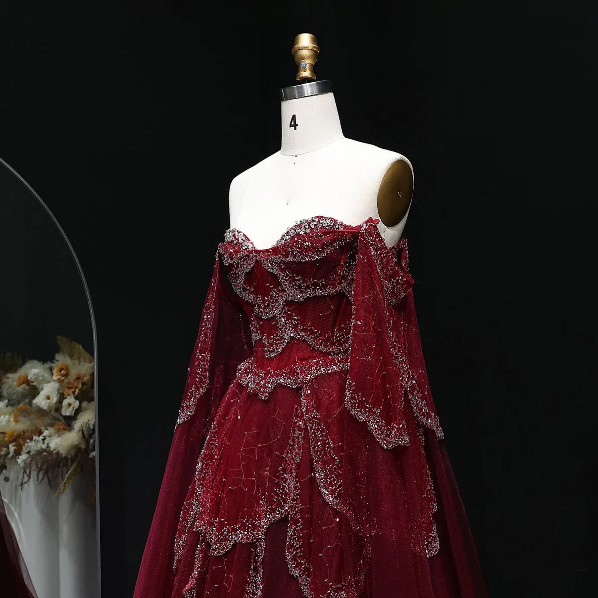 فستان فاخر بأكمام كايب