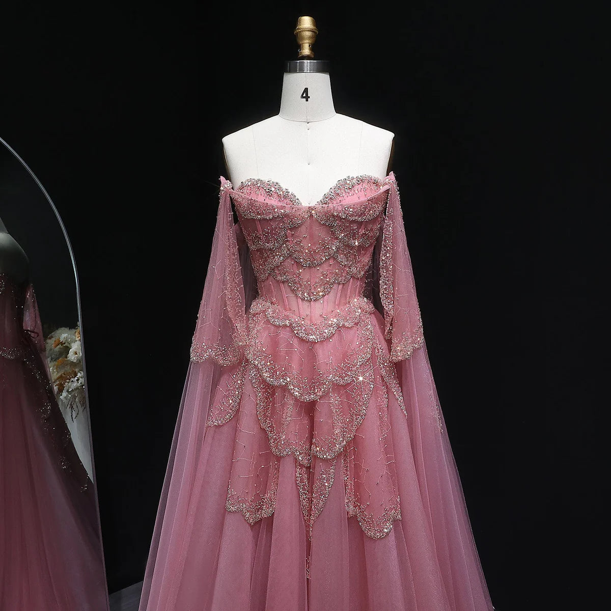 فستان فاخر بأكمام كايب