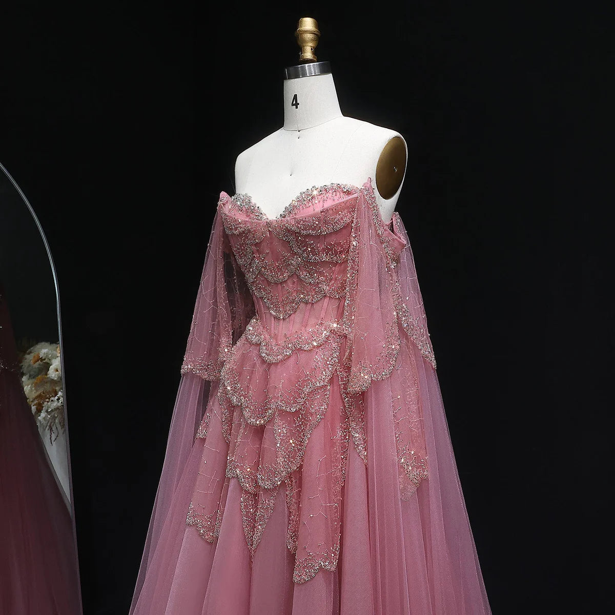 فستان فاخر بأكمام كايب