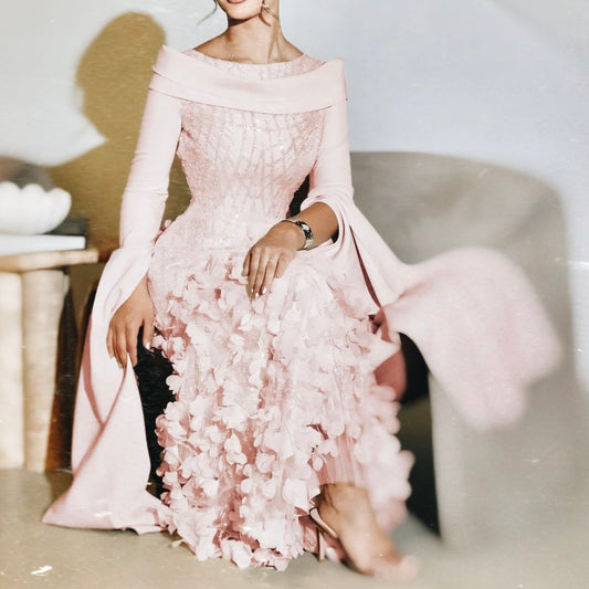 فستان فاخر بتطريز ورود بارزه وأكمام كايب