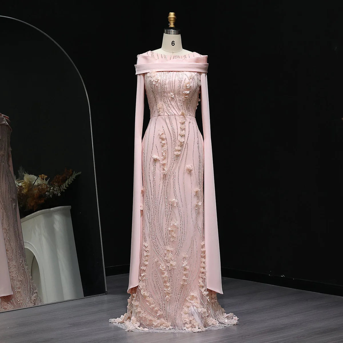 فستان فاخر بتطريز ورود بارزه وأكمام كايب