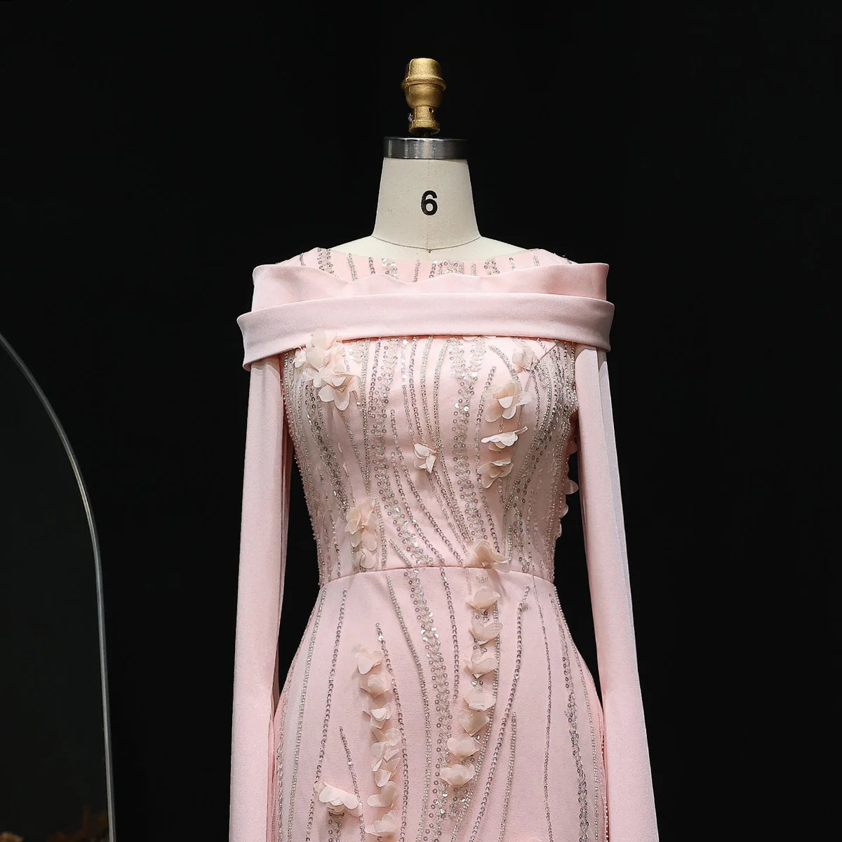 فستان فاخر بتطريز ورود بارزه وأكمام كايب