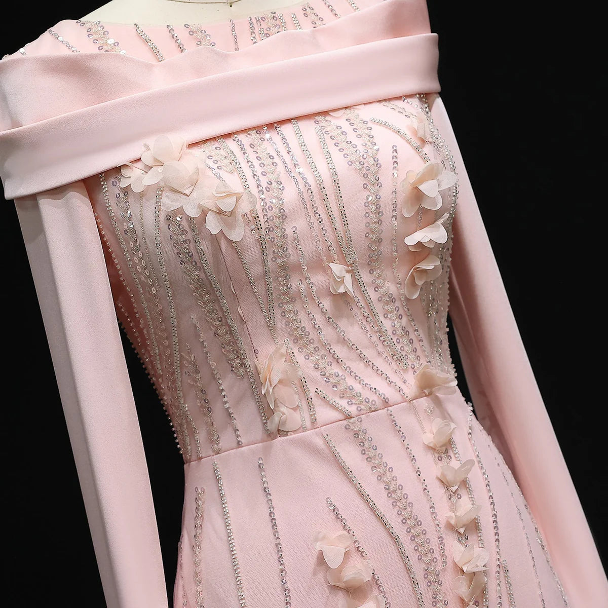 فستان فاخر بتطريز ورود بارزه وأكمام كايب