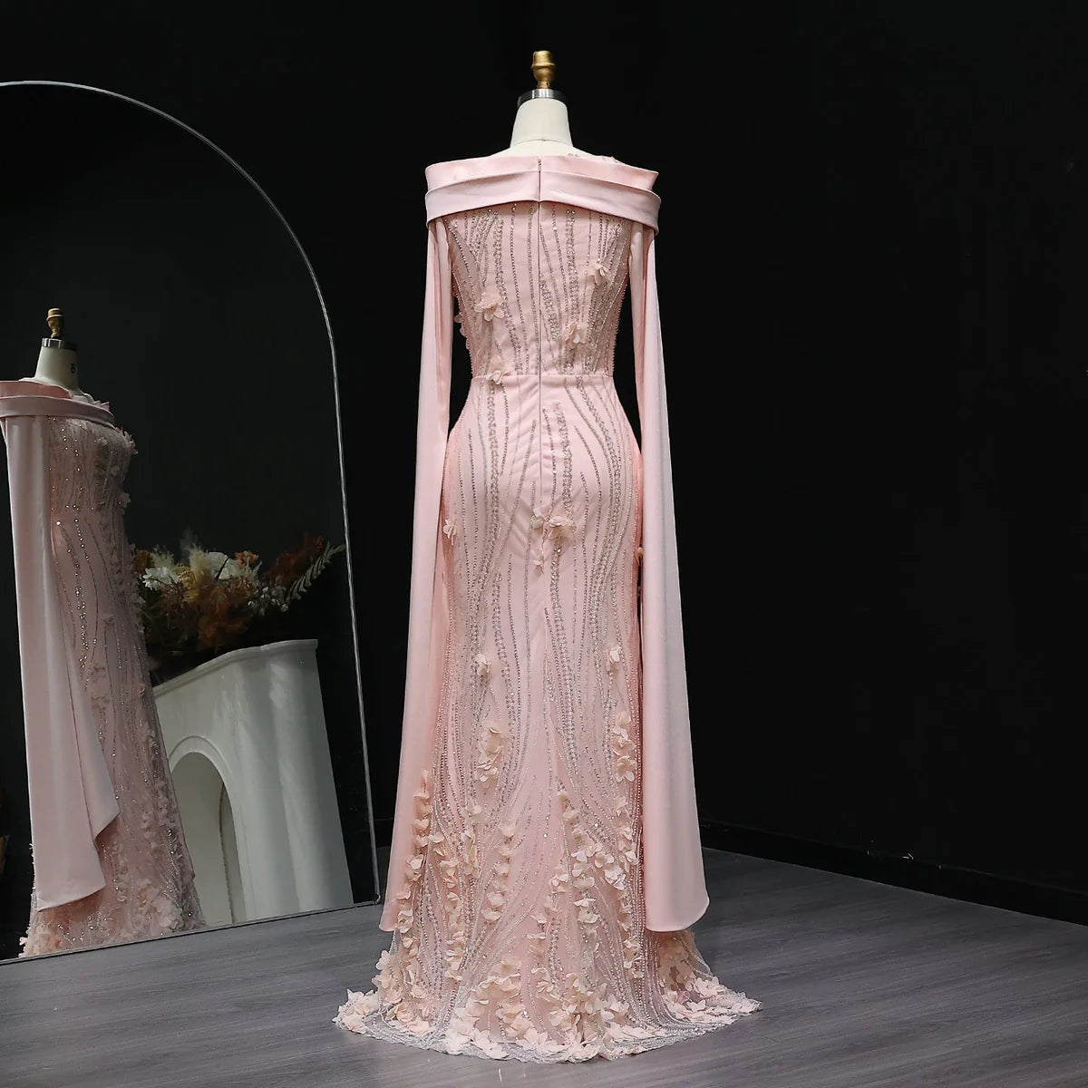 فستان فاخر بتطريز ورود بارزه وأكمام كايب