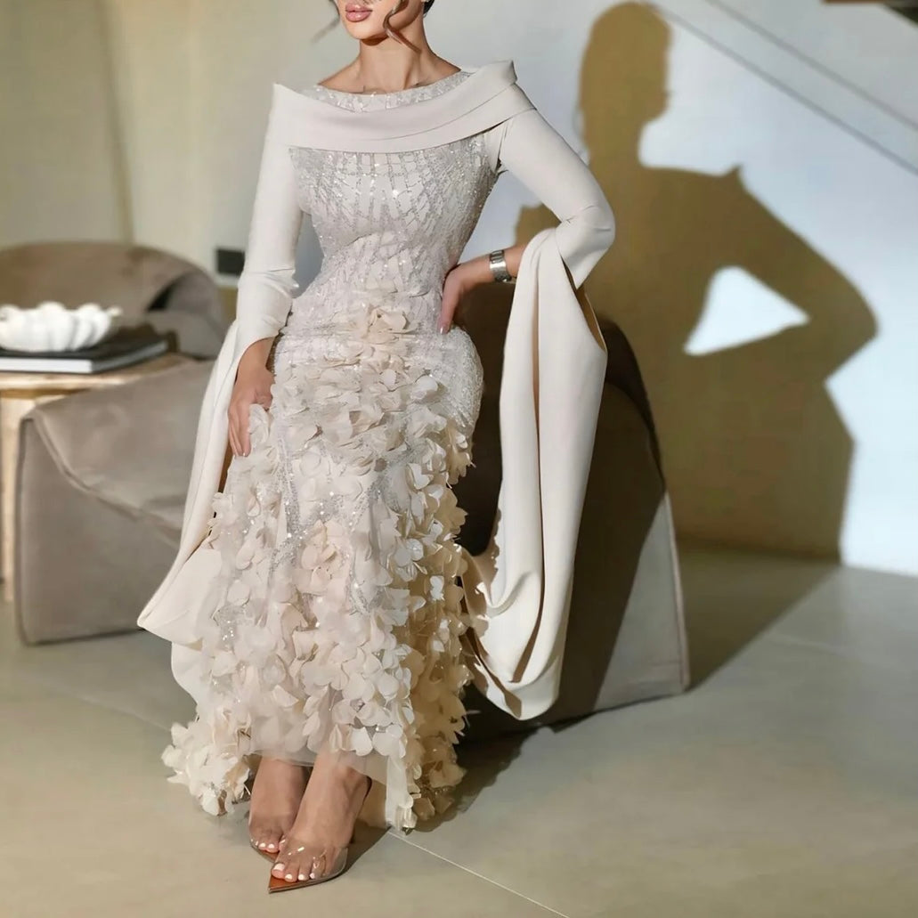 فستان فاخر بتطريز ورود بارزه وأكمام كايب