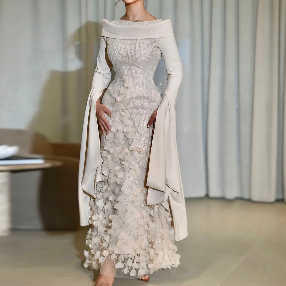 فستان فاخر بتطريز ورود بارزه وأكمام كايب