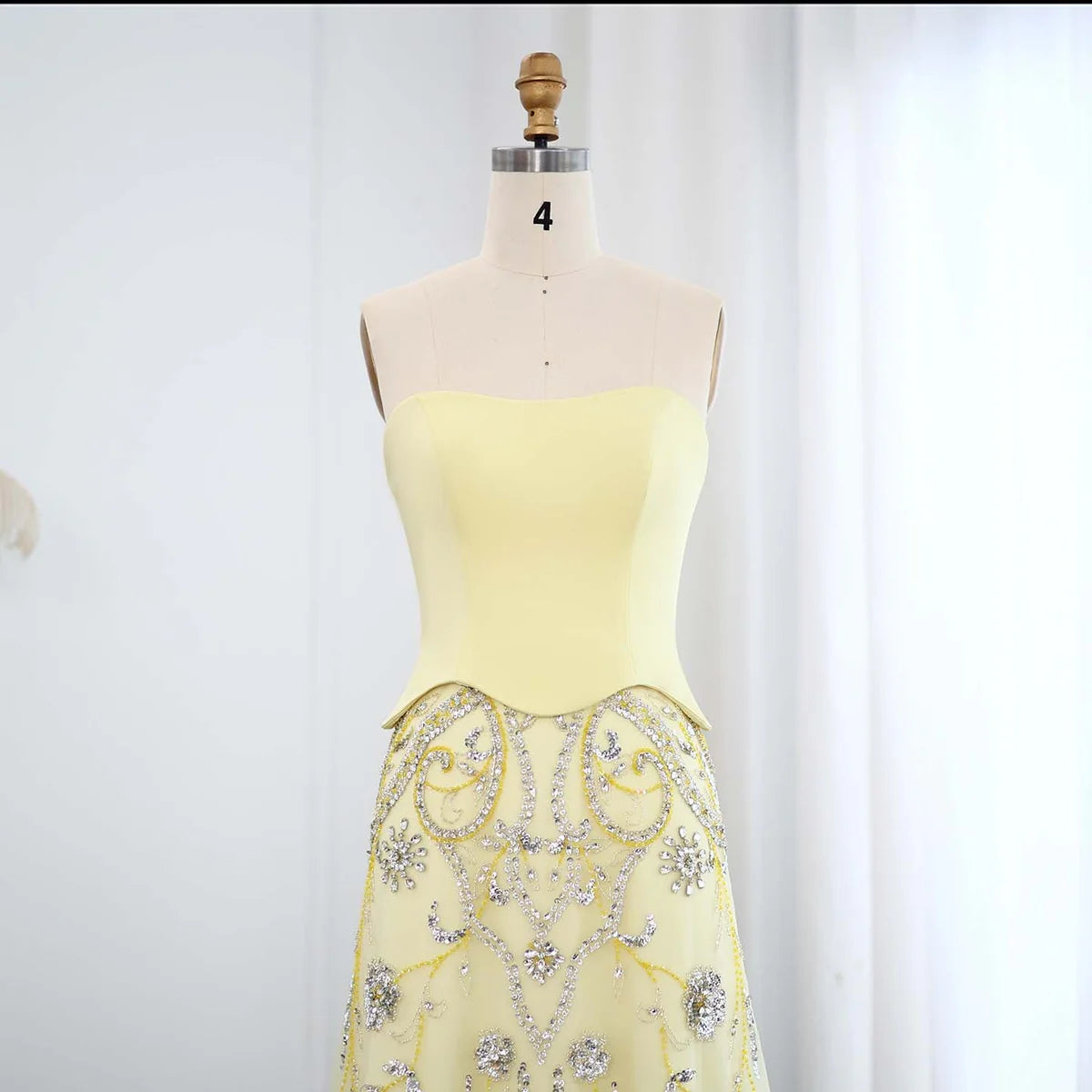 فستان ناعم مطرز بتصميم أنثوي