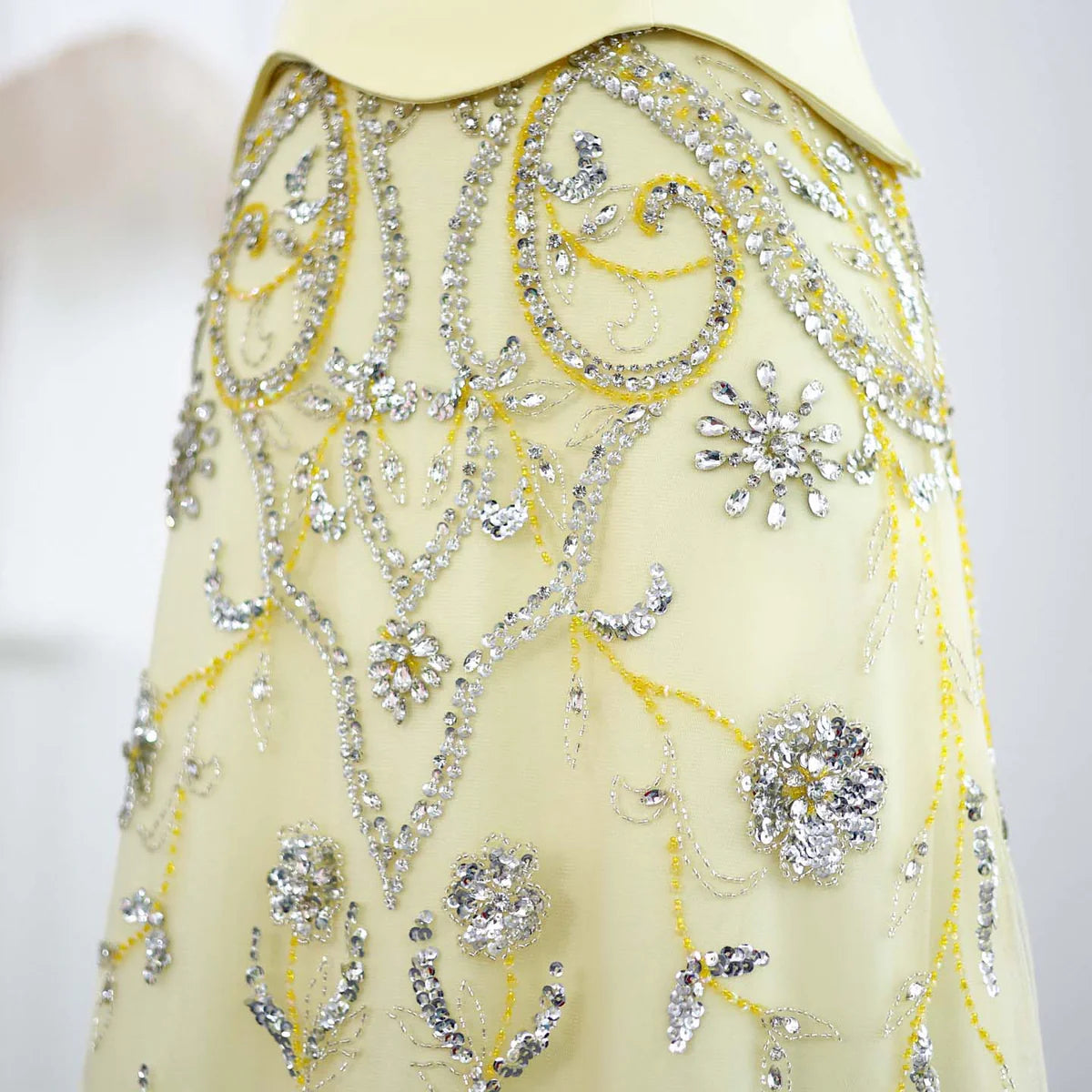 فستان ناعم مطرز بتصميم أنثوي