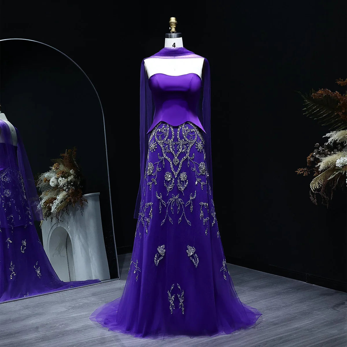 فستان ناعم مطرز بتصميم أنثوي