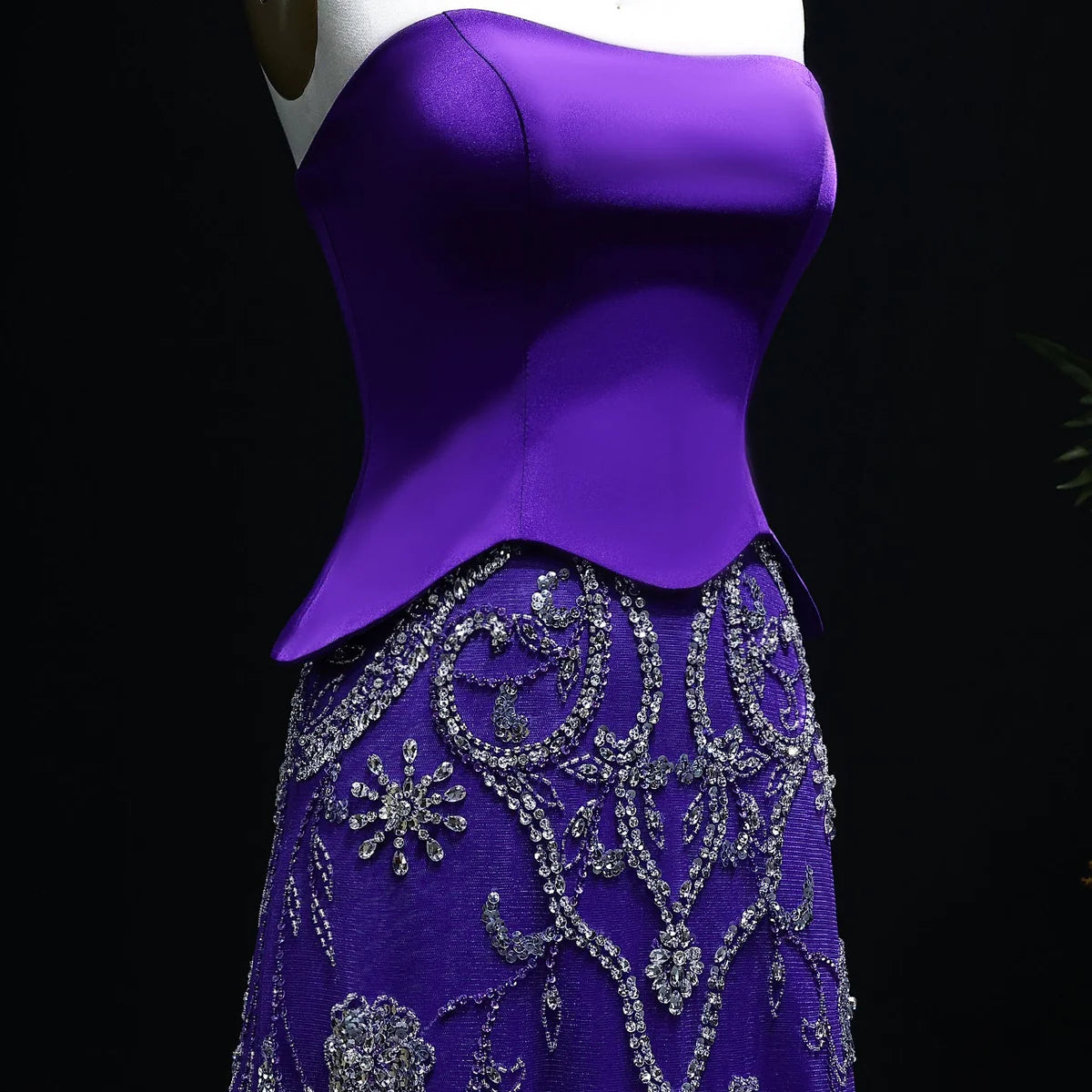 فستان ناعم مطرز بتصميم أنثوي