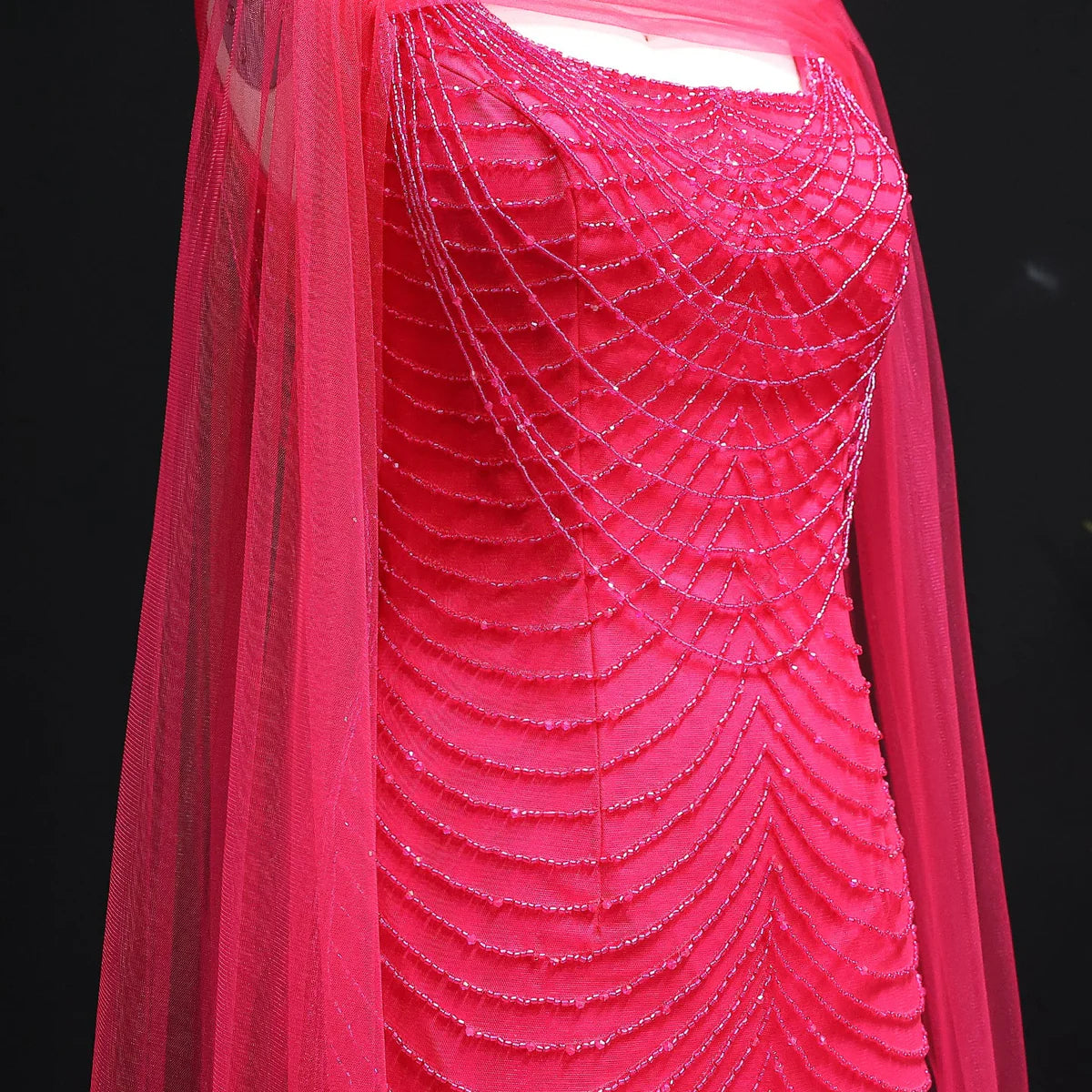 فستان فاخر مطرز بتصميم أكمام كليب طويله