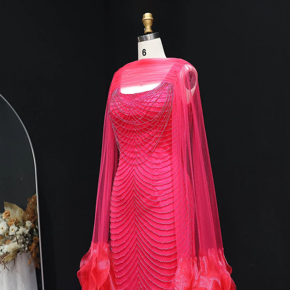 فستان فاخر مطرز بتصميم أكمام كليب طويله