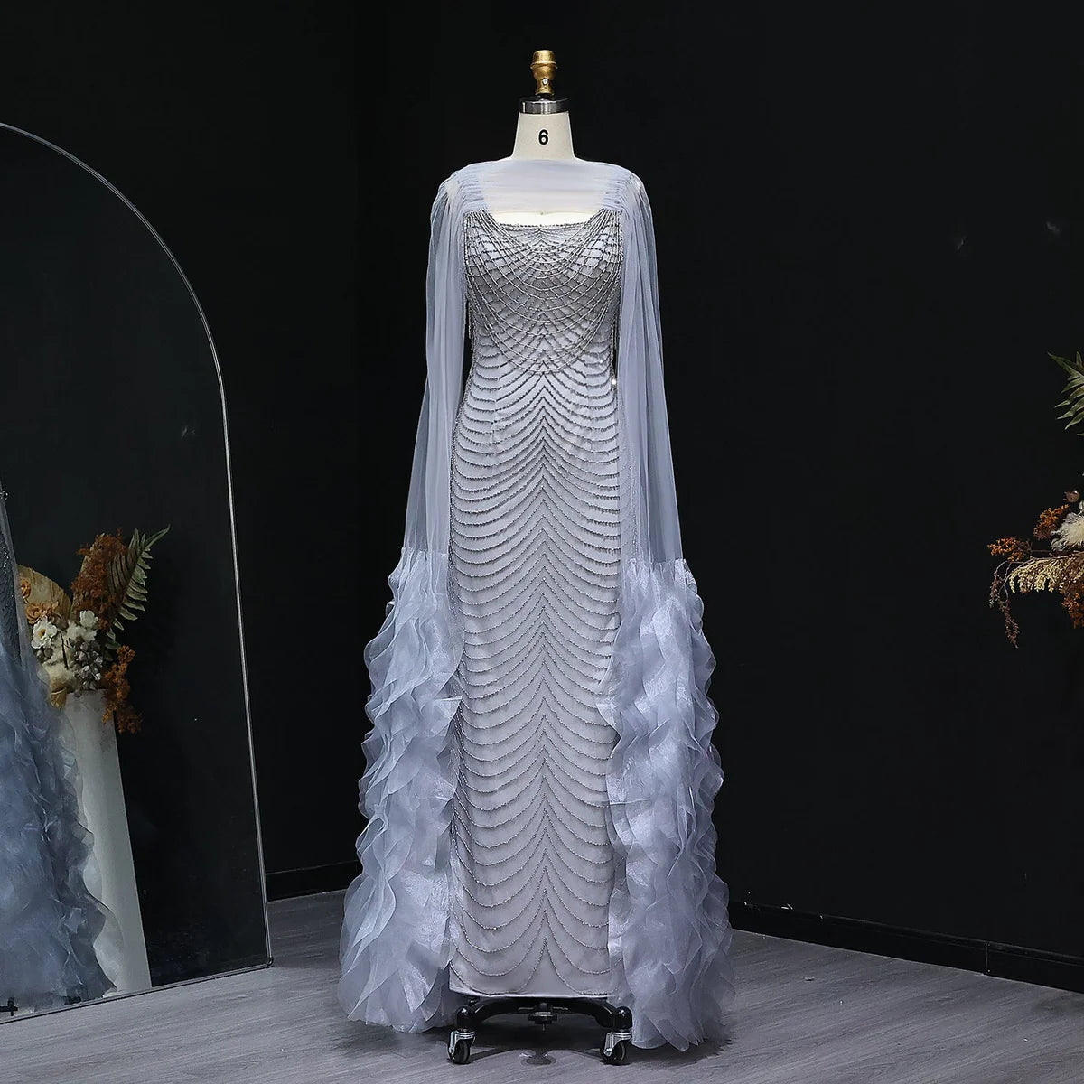 فستان فاخر مطرز بتصميم أكمام كليب طويله