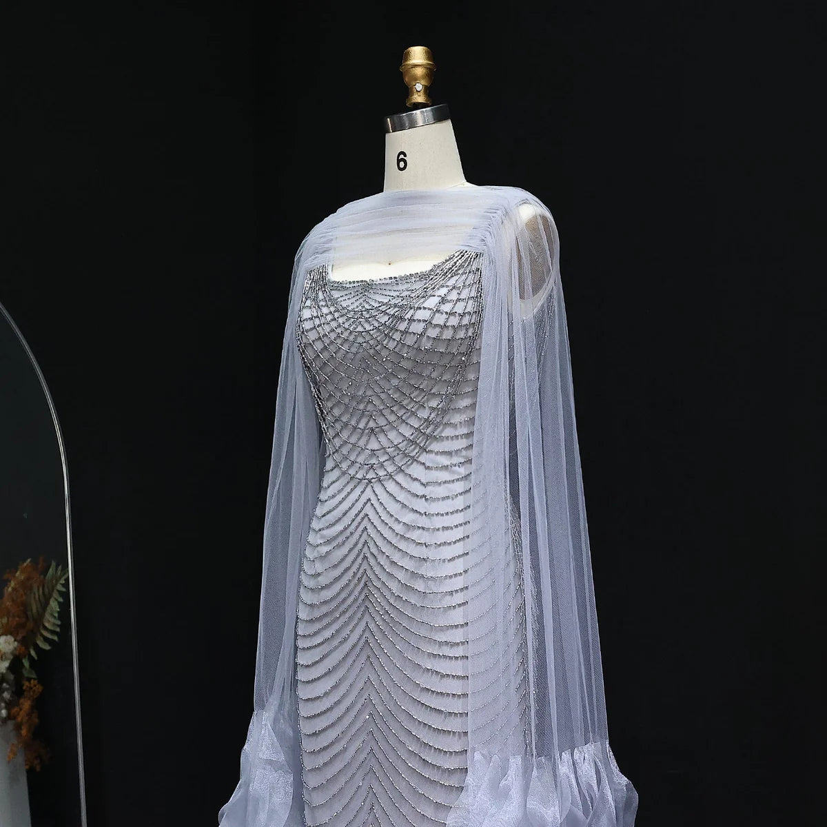 فستان فاخر مطرز بتصميم أكمام كليب طويله