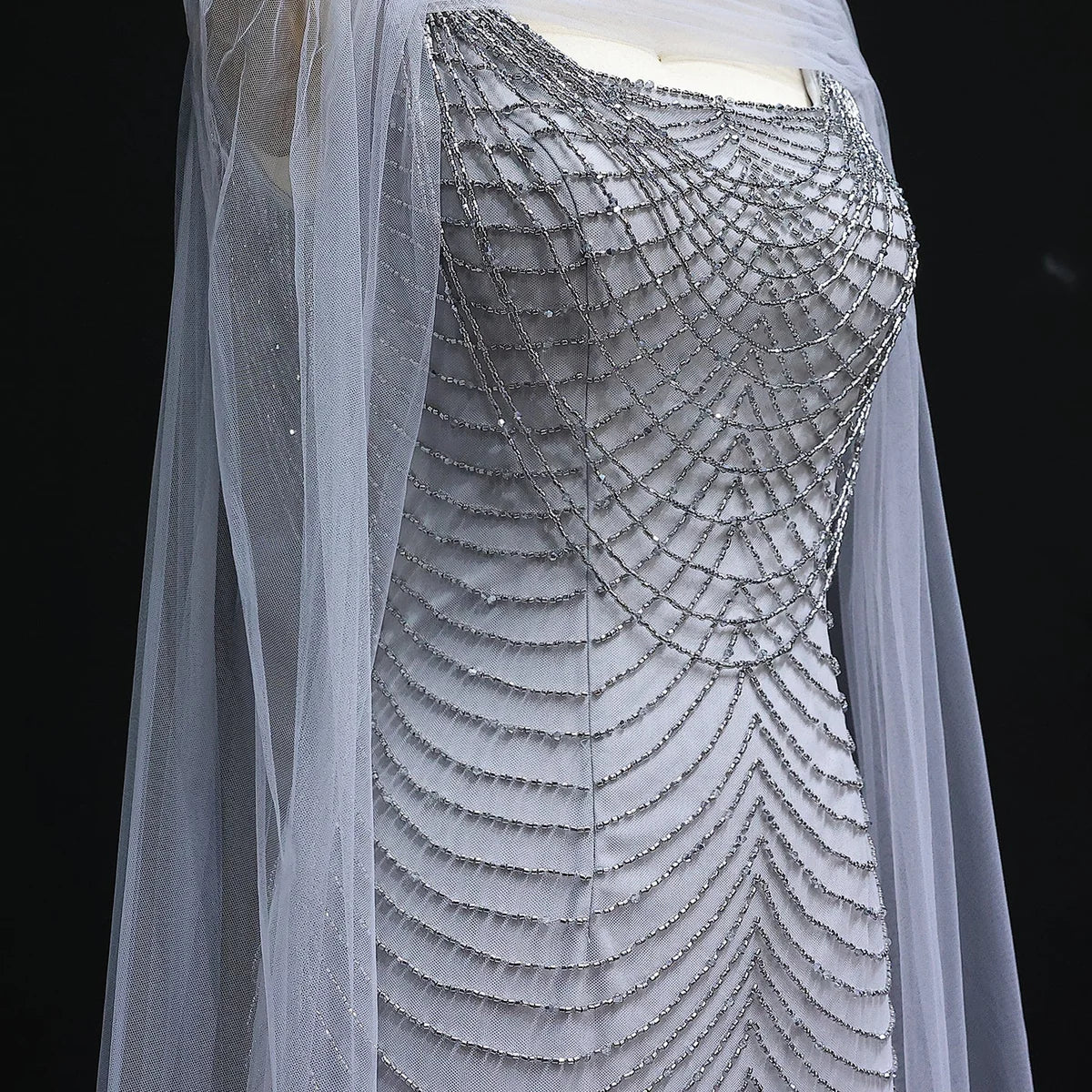 فستان فاخر مطرز بتصميم أكمام كليب طويله