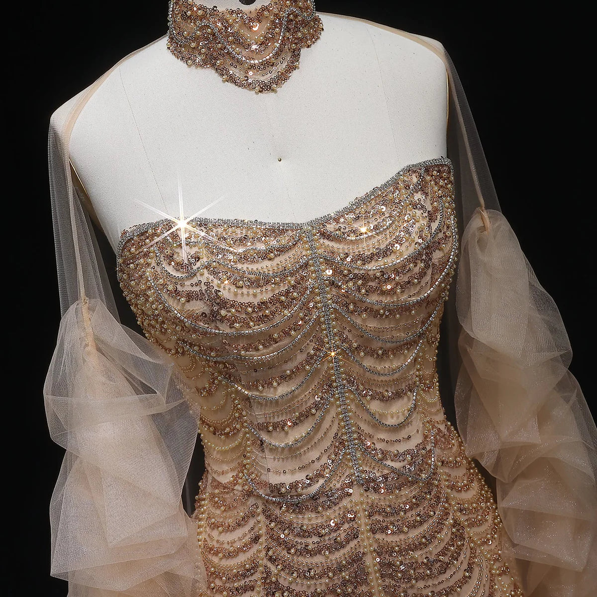 فستان مميز بتطريز يدوي و أكمام طويله