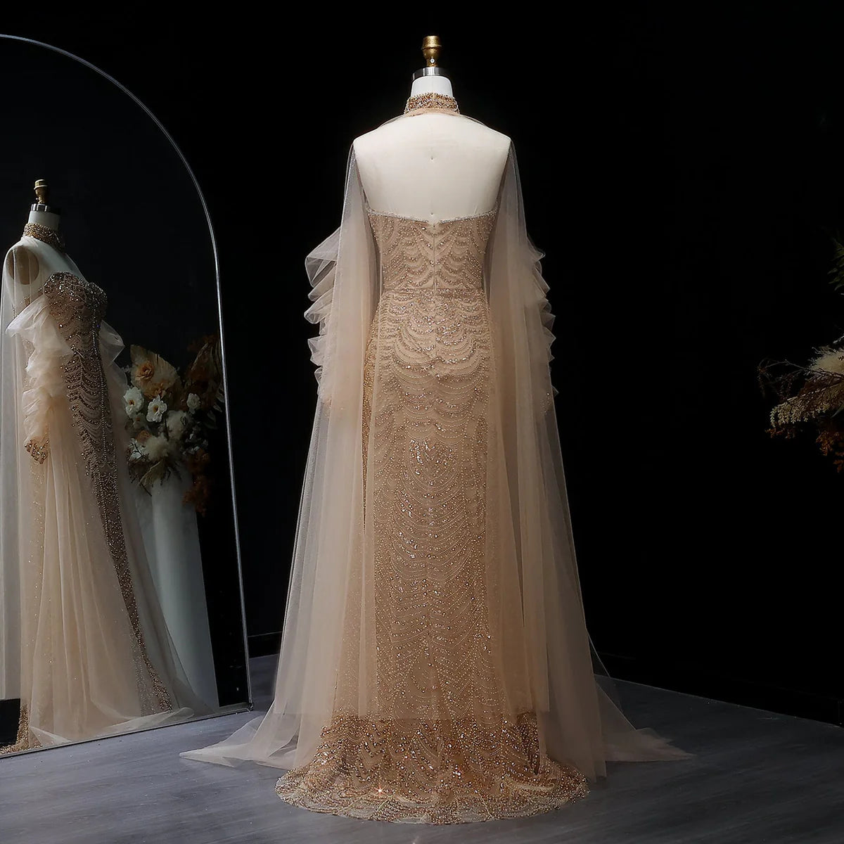 فستان مميز بتطريز يدوي و أكمام طويله