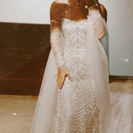 فستان مميز بتطريز يدوي و أكمام طويله