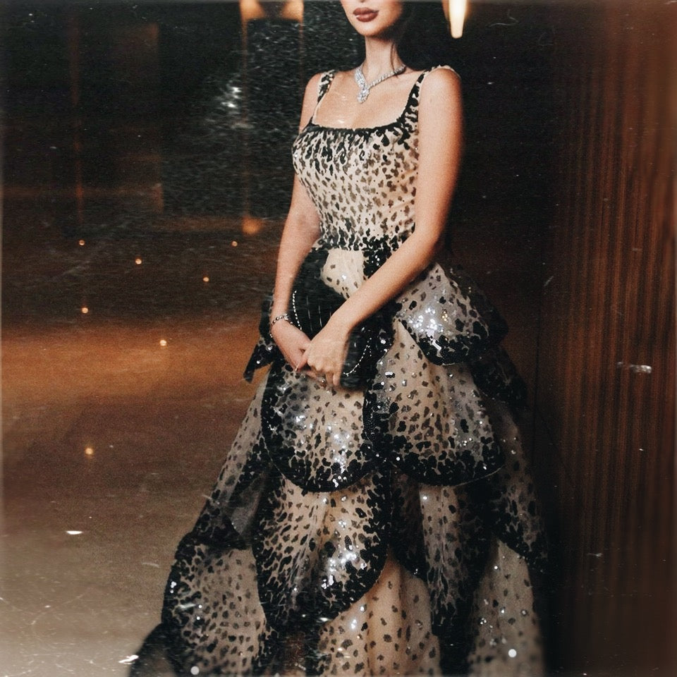 فستان لامع بتصميم فاخر