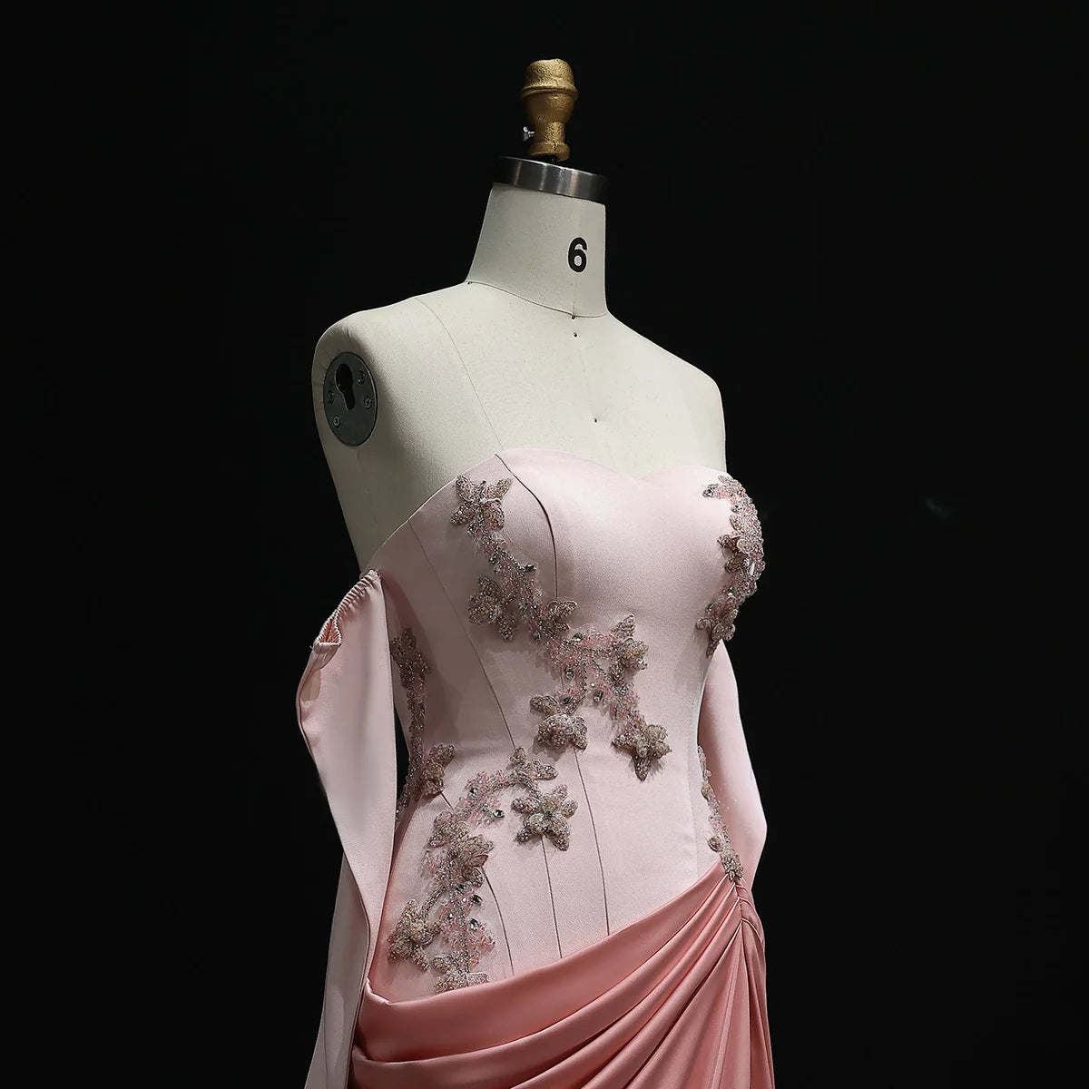 فستان فاخر بتصميم انيق مطرز بالورود