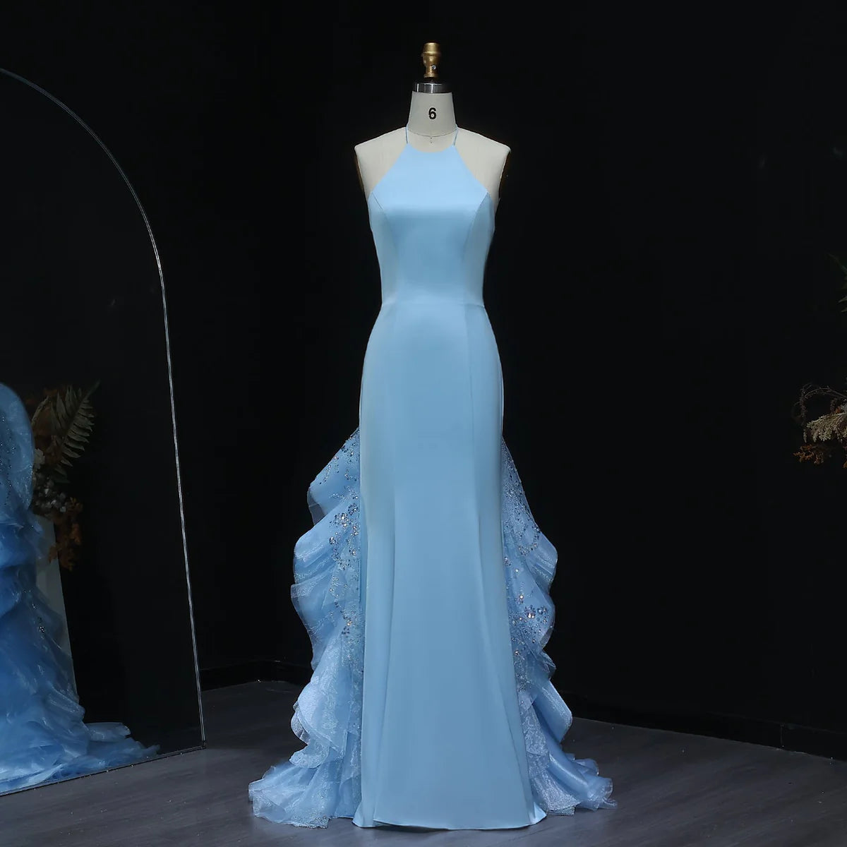 فستان انيق بتصميم ساحر مع ذيل طويل