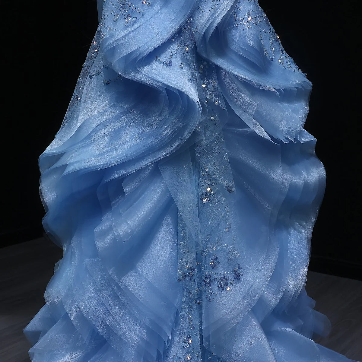 فستان انيق بتصميم ساحر مع ذيل طويل